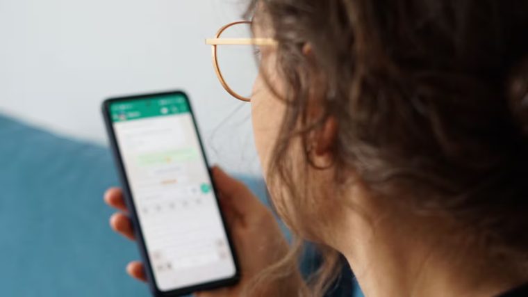Persona usando el agente de IA de Sarubia en WhatsApp